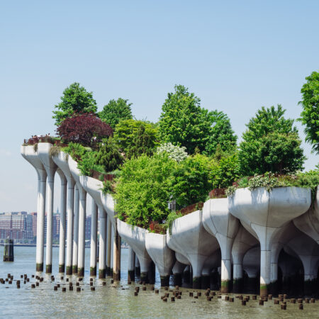 Die Betonpfähle des Little Island ragen aus dem Wasser