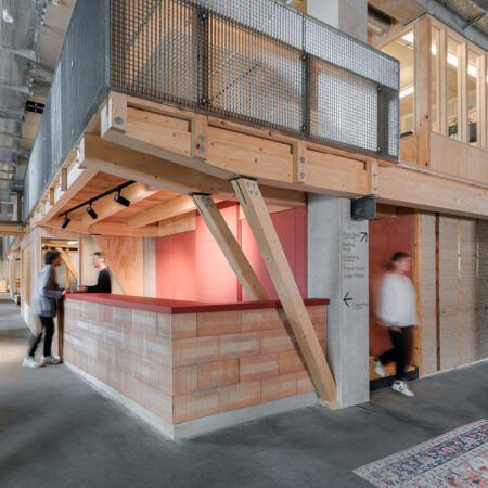 Halle aus Beton mit Galerie aus Holzim CRCLR House