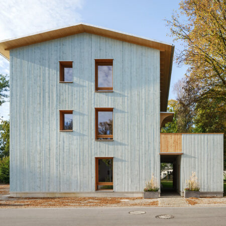 Holzhaus von Florian Nagler mit blauer Fassade
