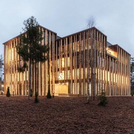 Bürohaus mit Fassade aus Baumstämmen