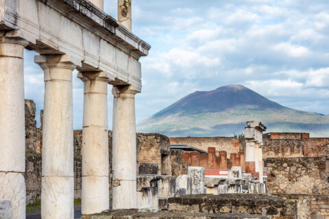 Ruinen und Säulen von Pompeji mit Vesuv im Hintergrund