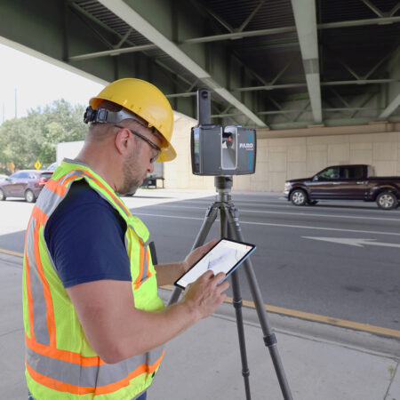 Vermesser mit Laser Scanner unter einer Brücke