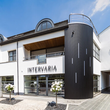 Haus mit gebogener Wand und Aluminium-Fassadenbekleidung