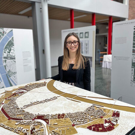 Ermelinda di Chiara mit Modell der Stadt Köln