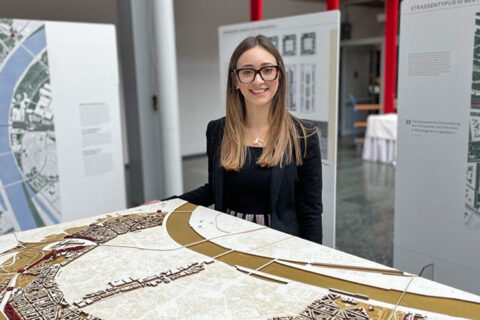 Ermelinda di Chiara mit Modell der Stadt Köln