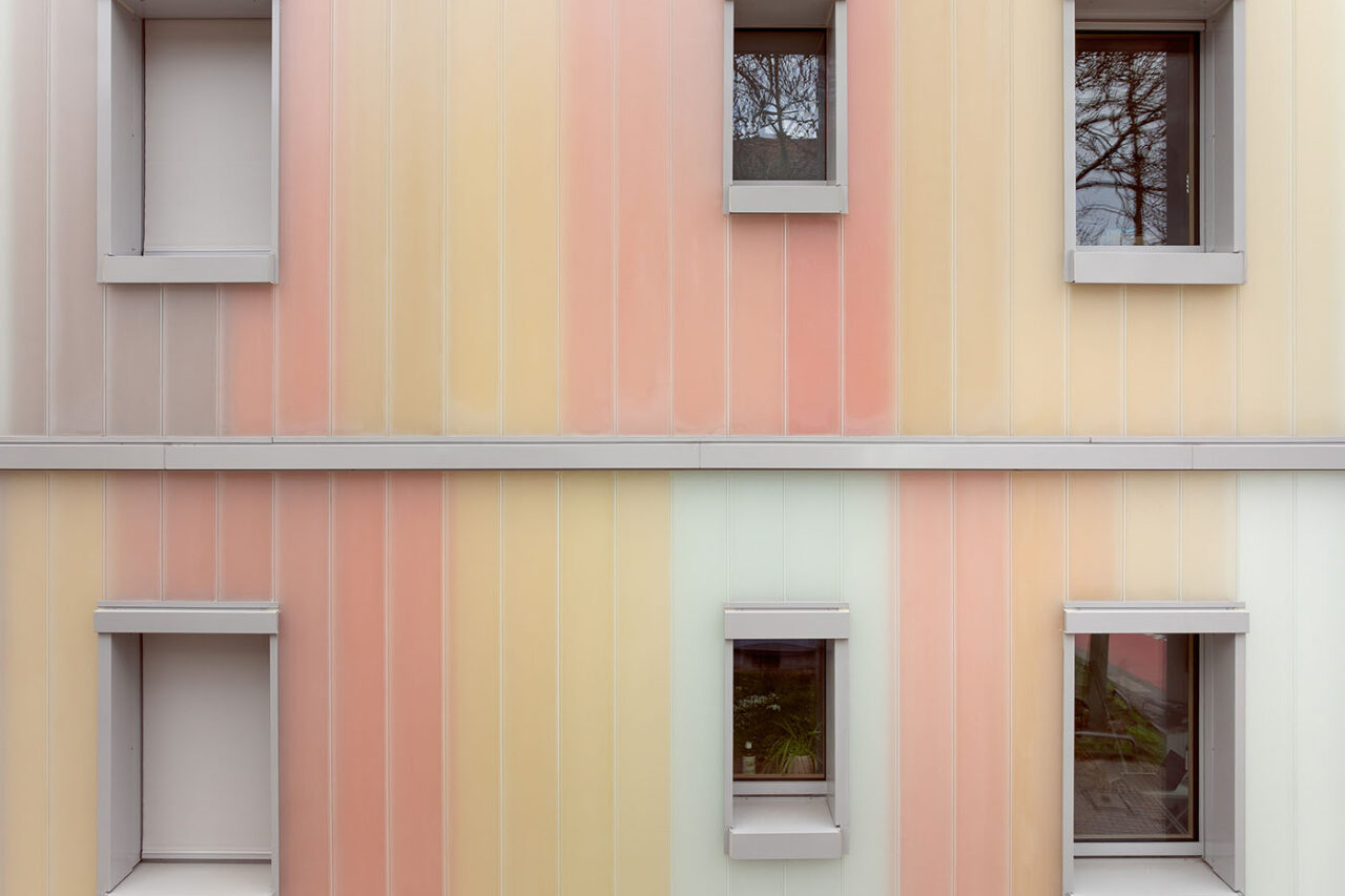Pastellfarbene Hausfassade hinter Milchglas