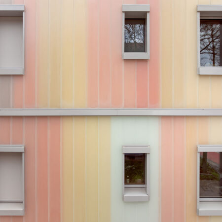Pastellfarbene Hausfassade hinter Milchglas