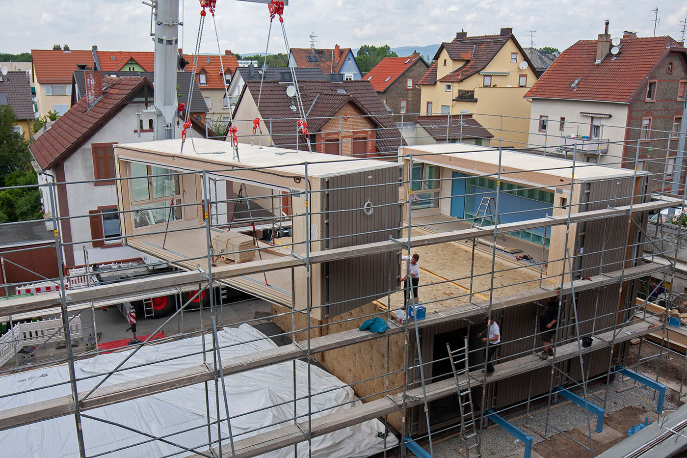 Serielles Bauen mit Holzmodul an einem Kran