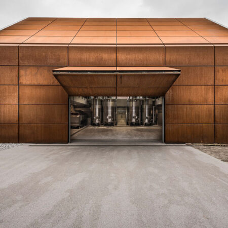 Keltereihalle im Weingut Ellwanger mit Fassade aus rostigem Stahl