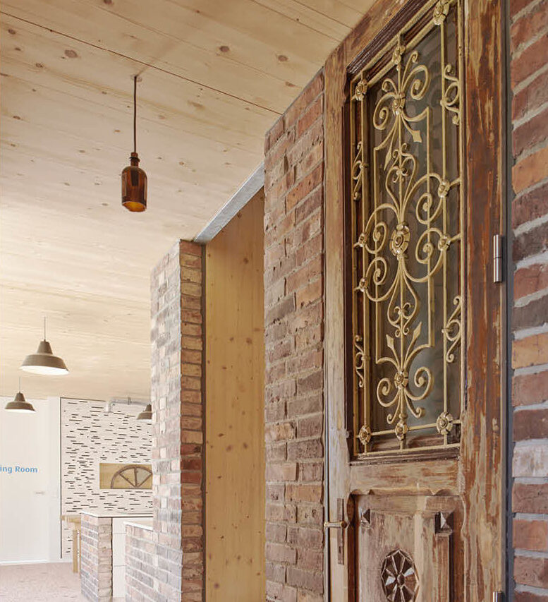 Zirkuläres Bauen im Recyclinghaus Hannover mit alten Zieglsteinen und historischer Tür
