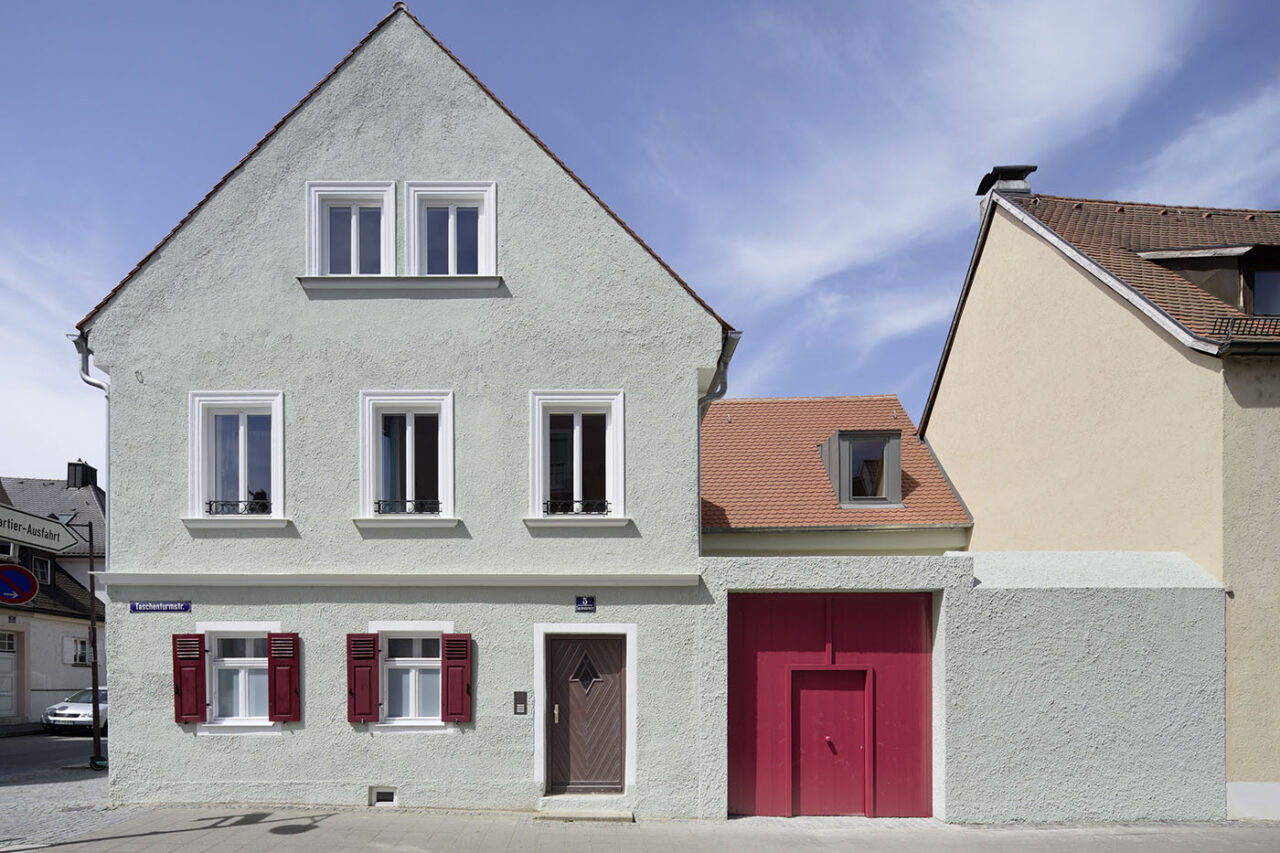 Stadtbauernhaus in Ingolstadt mit mintgrüner Fassade