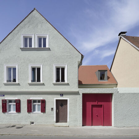 Stadtbauernhaus in Ingolstadt mit mintgrüner Fassade