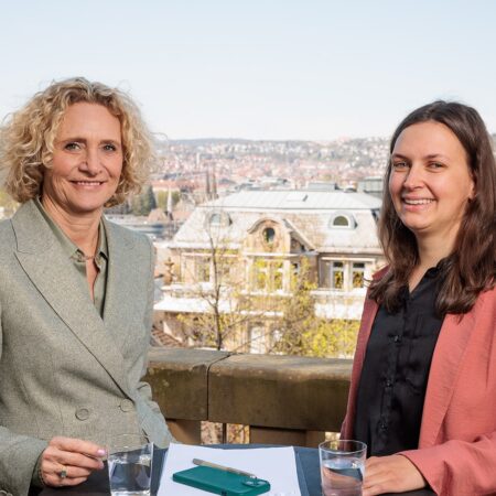 Paula Wätzold und Evelin Lux auf einer Terasse mit Blick auf Stuttgart
