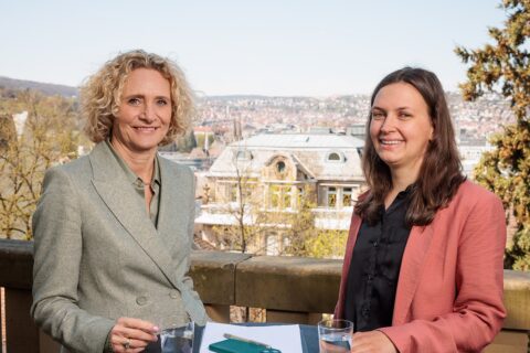 Paula Wätzold und Evelin Lux auf einer Terasse mit Blick auf Stuttgart