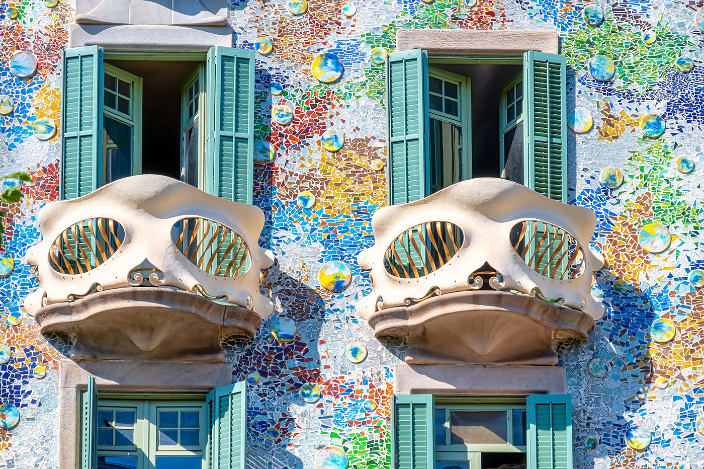 Zwei Balkons an einer Gaudi-Fassade