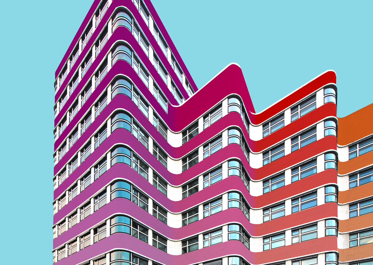 Shell Haus mit Fassade in violett-rotem Farbverlauf