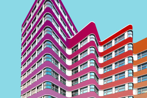 Shell Haus mit Fassade in violett-rotem Farbverlauf