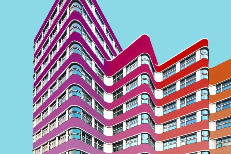 Shell Haus mit Fassade in violett-rotem Farbverlauf