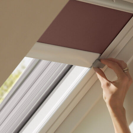 Sonnenschutz-Produkt von Velux an einem Fenster
