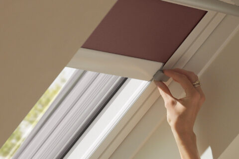 Sonnenschutz-Produkt von Velux an einem Fenster