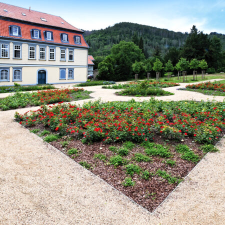 Park mit Kieswegen und Blumenbeeten