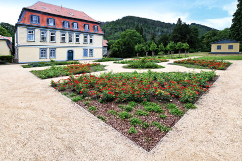 Park mit Kieswegen und Blumenbeeten