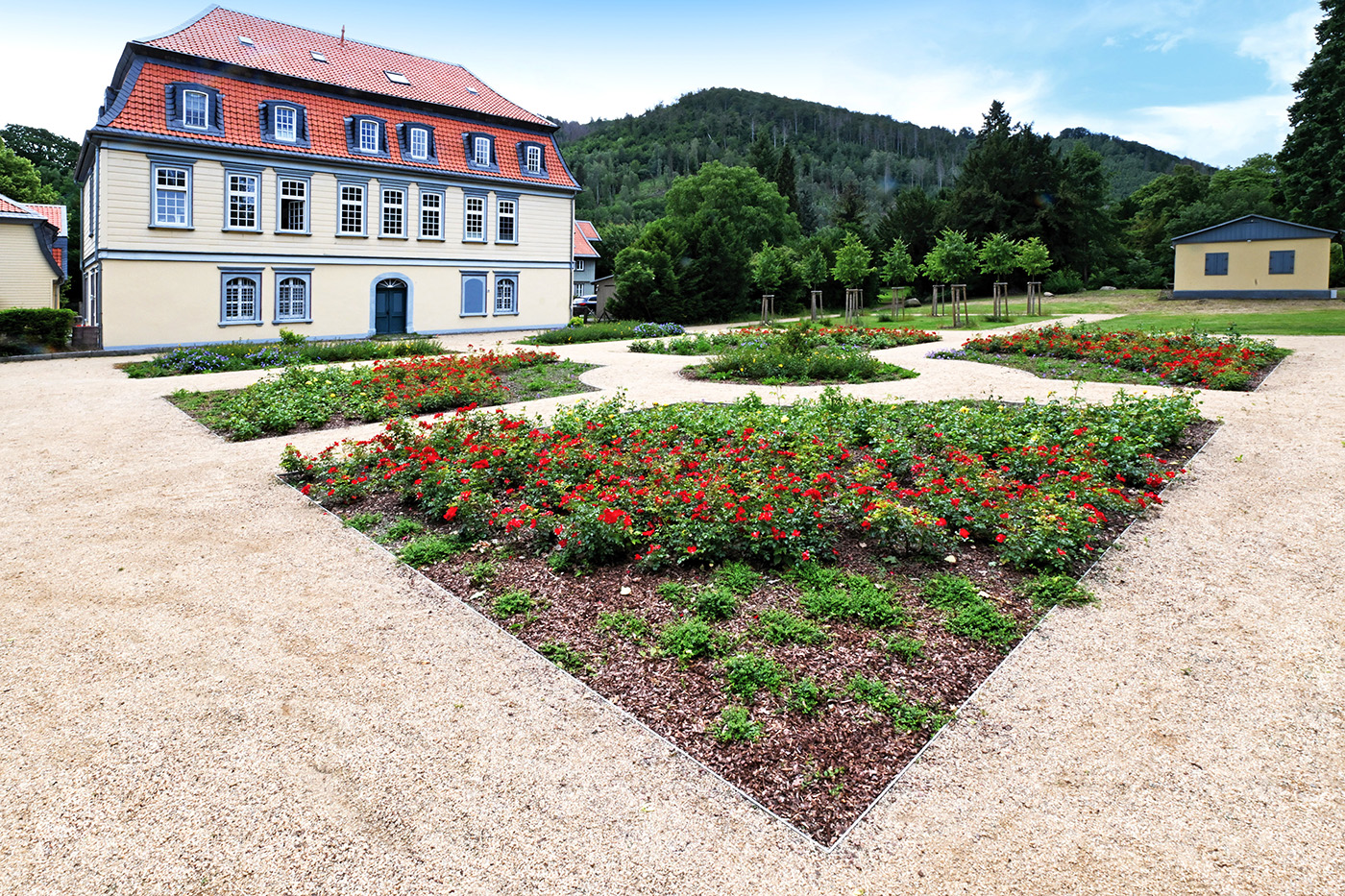 Park mit Kieswegen und Blumenbeeten