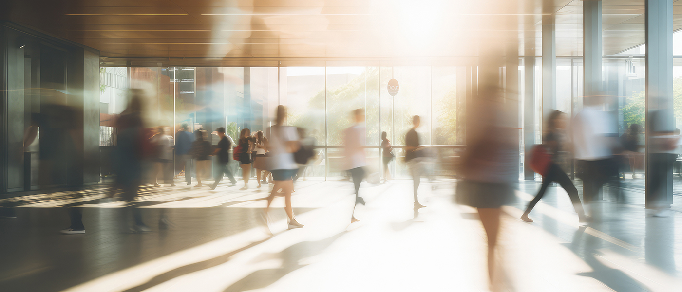 Verwaschendes Bild: Junge Studierende im Foyer einer Uni?