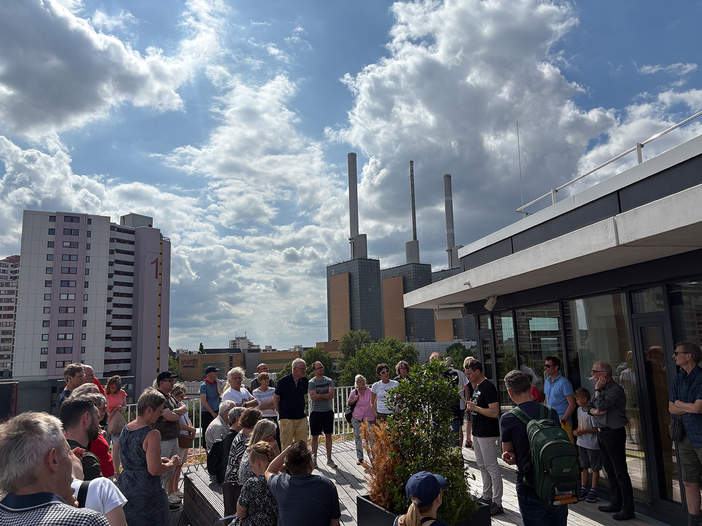 Besuchergruppe auf dem Dach der Konzernzentrale