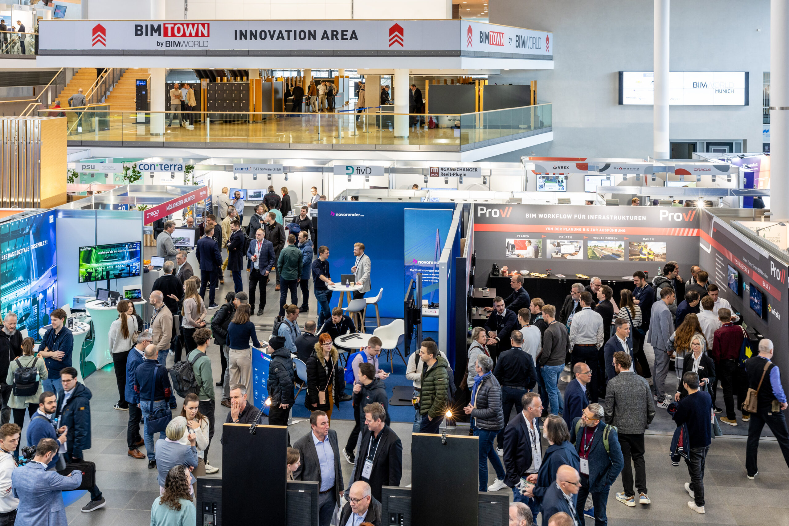 Besucher an Messeständen auf der BIM World