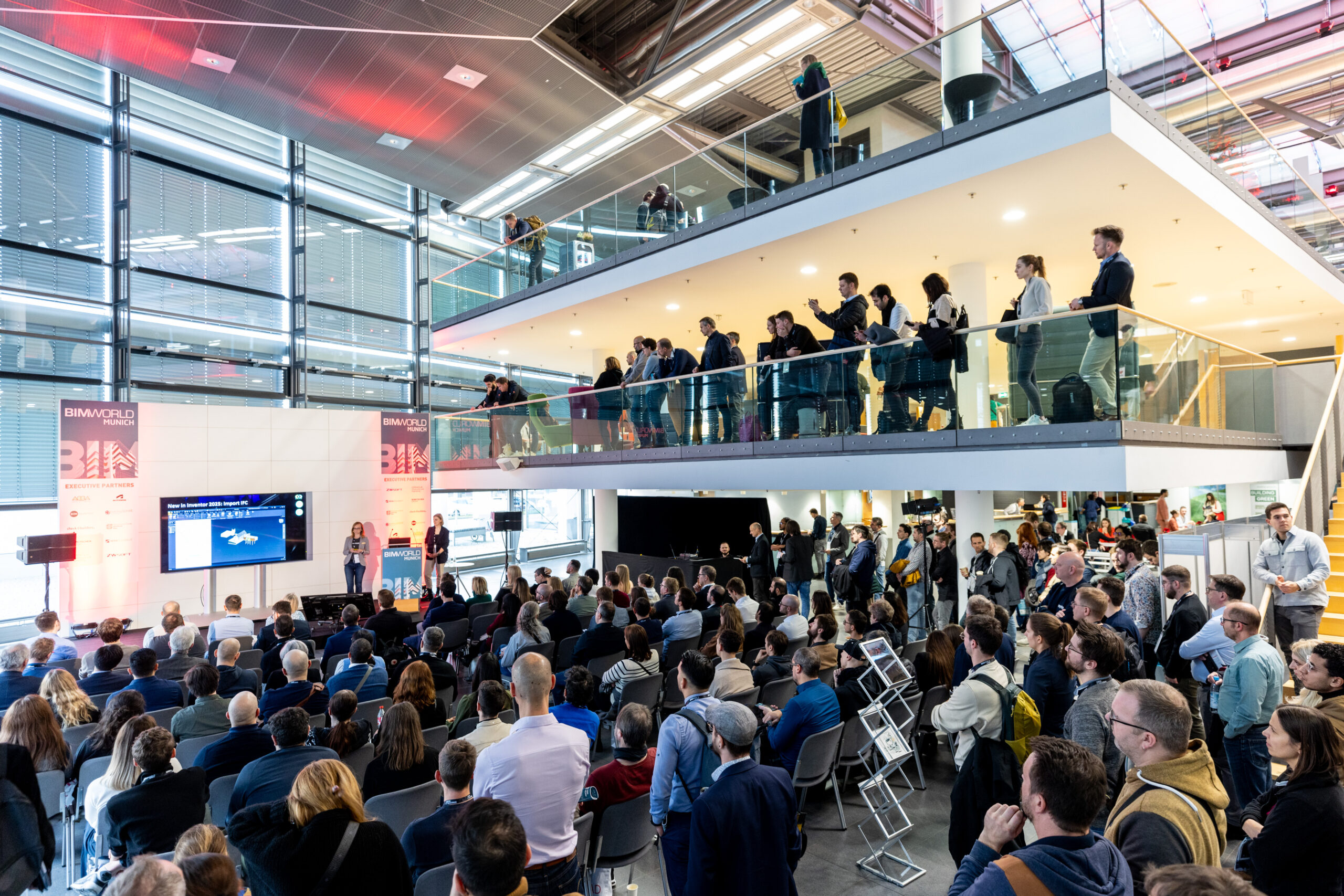 Veranstaltung mit Besuchern im Saal und auf Galerien