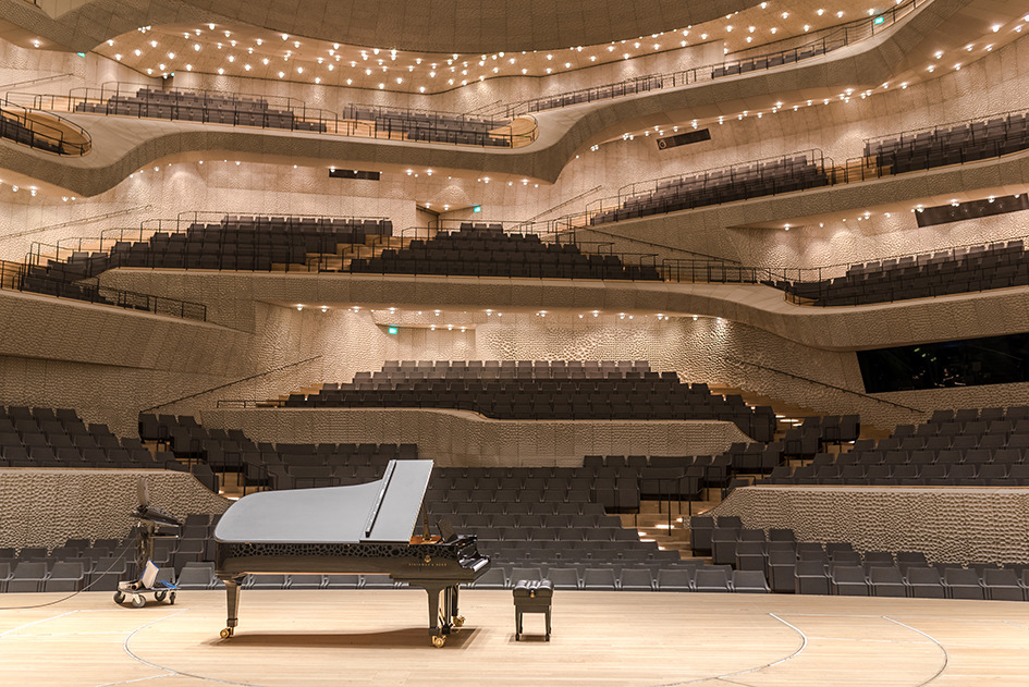 Flügel vor der Rängen der Elbphilharmonie