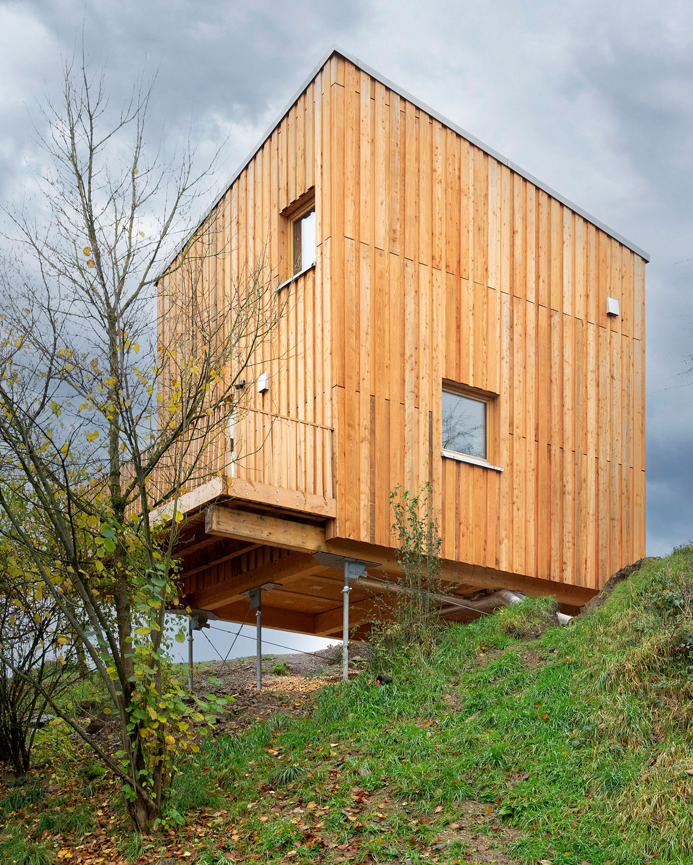 Kleines Modellhaus auf Stützen mit Holzfassade
