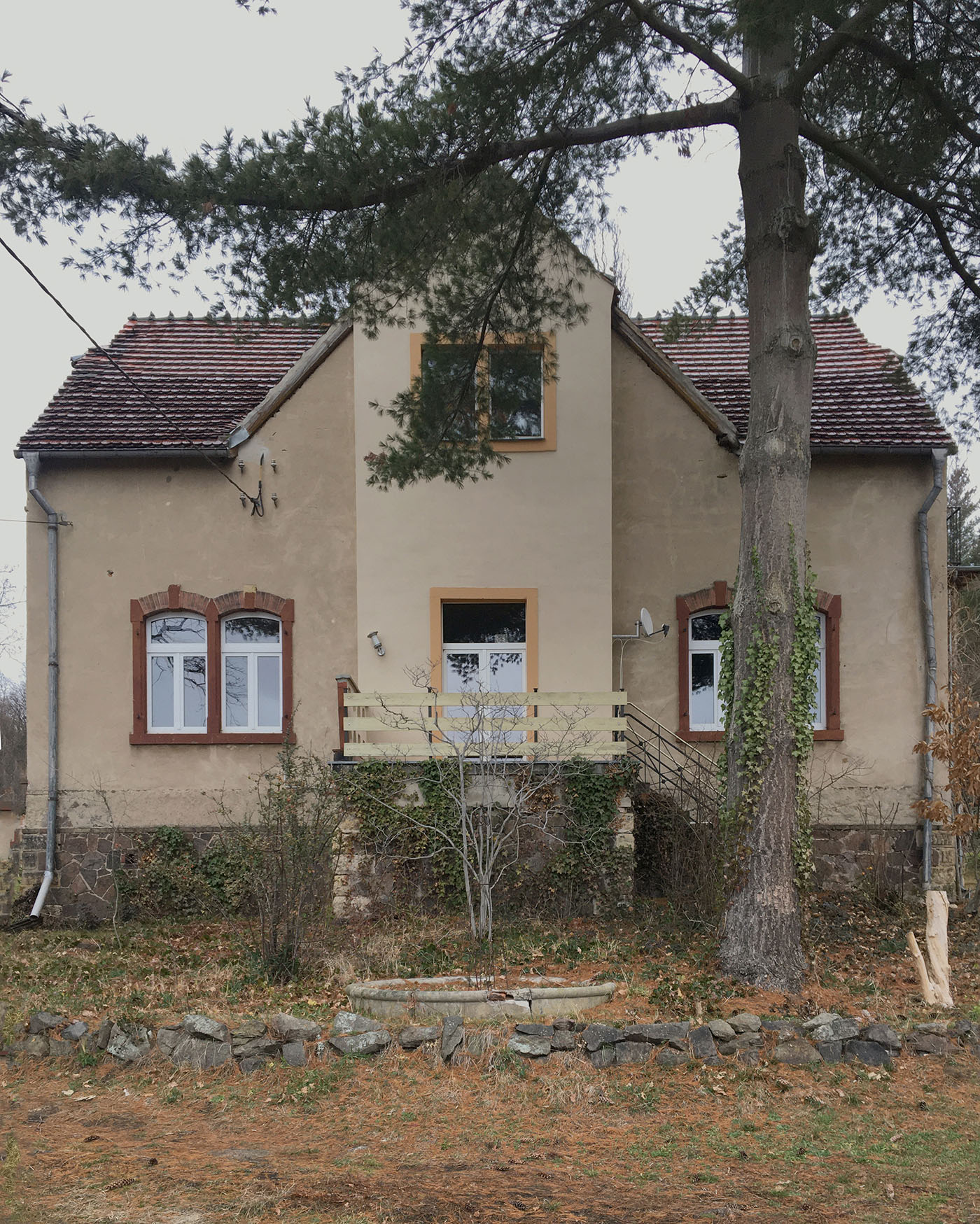 Landhaus mit verinfachter grauer Fassade