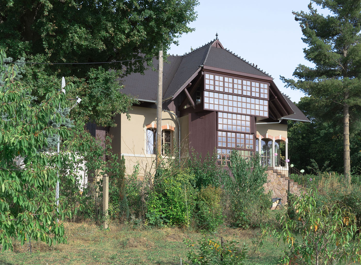 Landhaus in Radebeul mit Giebel und Glasfront