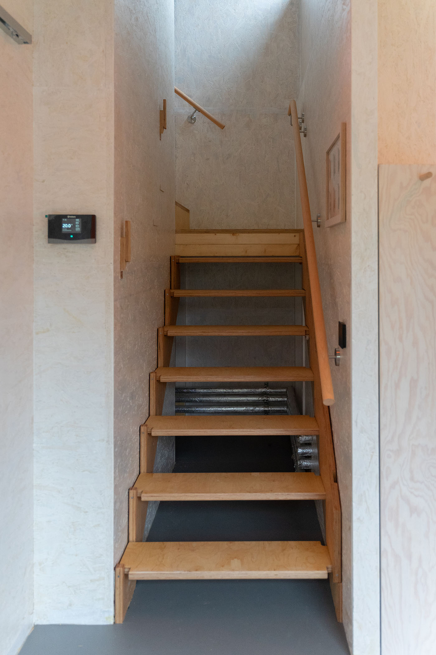 Flur mit Holztreppe