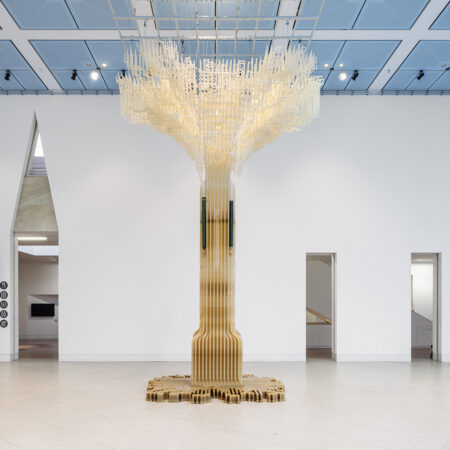 Foyer der Bundeskunsthalle mit künstlichem Baum