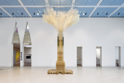 Foyer der Bundeskunsthalle mit künstlichem Baum