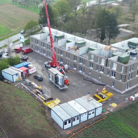 Baustelle inmitten von Äckern und Grünflächen