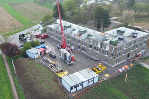 Baustelle inmitten von Äckern und Grünflächen