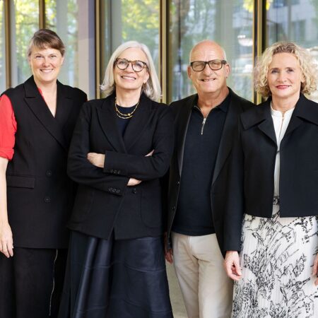 Auf dem Foto ist das neue Präsidium der Bundesarchitektenkammer zu sehen. Es handelt sich um Wiebke Ahues, Andrea Gebhard, Stephan Weber und Evelin Lux.