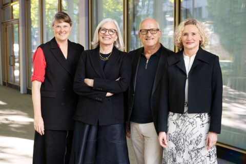 Auf dem Foto ist das neue Präsidium der Bundesarchitektenkammer zu sehen. Es handelt sich um Wiebke Ahues, Andrea Gebhard, Stephan Weber und Evelin Lux.