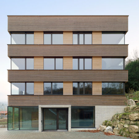 Haus mit Holzfassade