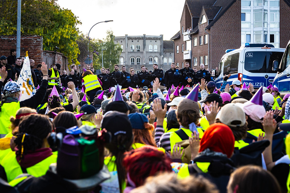 Demonstranten stehen Polizisten gegenüber